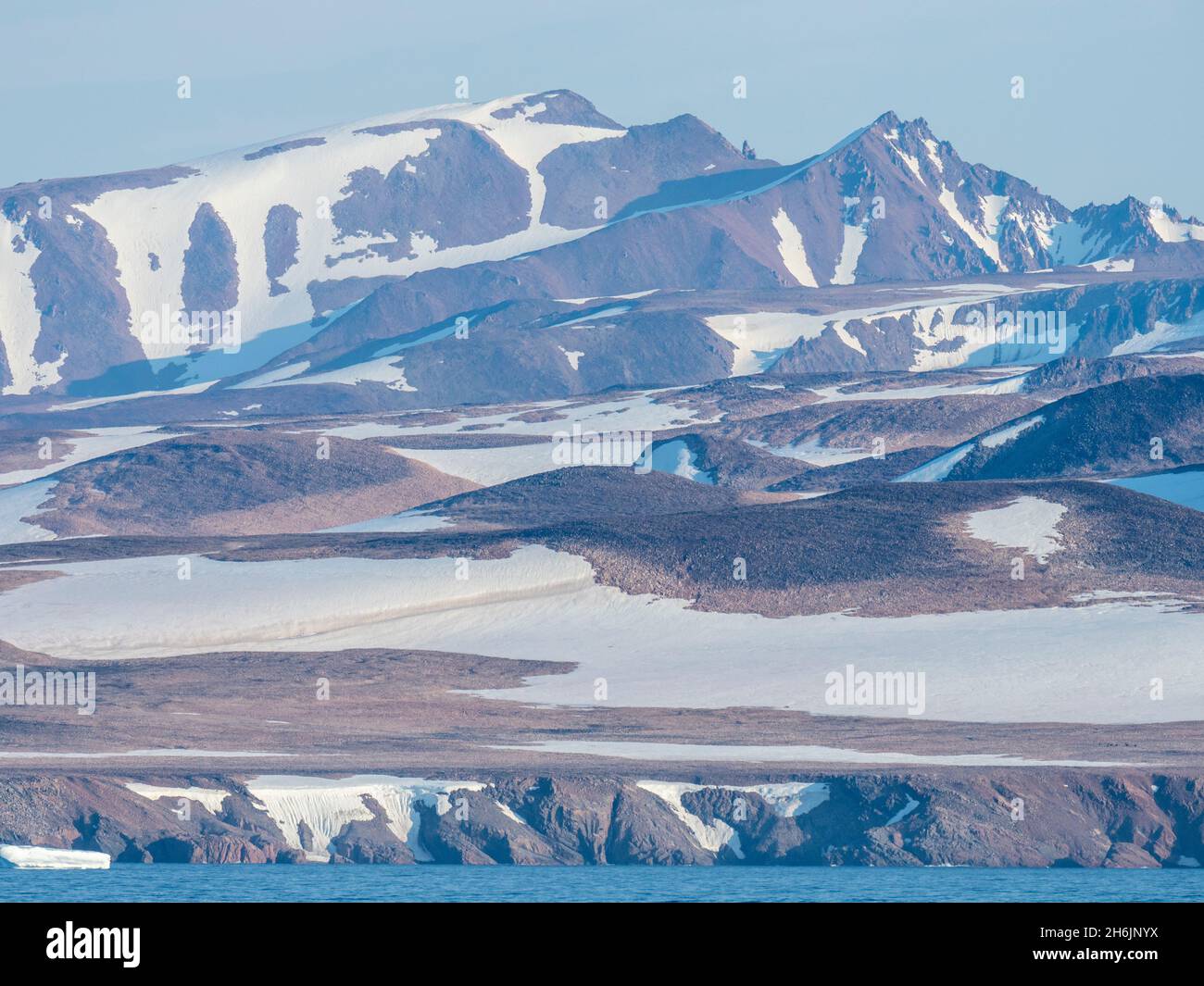 Montagne innevate al largo della costa orientale della Groenlandia, regioni polari Foto Stock