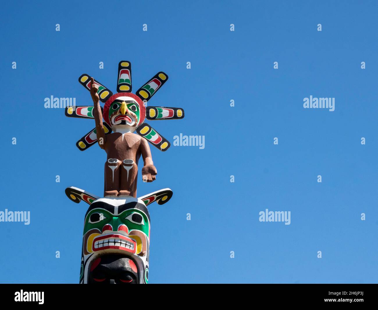 Kwakwaka'wakw totem pali nel cimitero di Alert Bay, Cormorant Island, British Columbia, Canada, Nord America Foto Stock