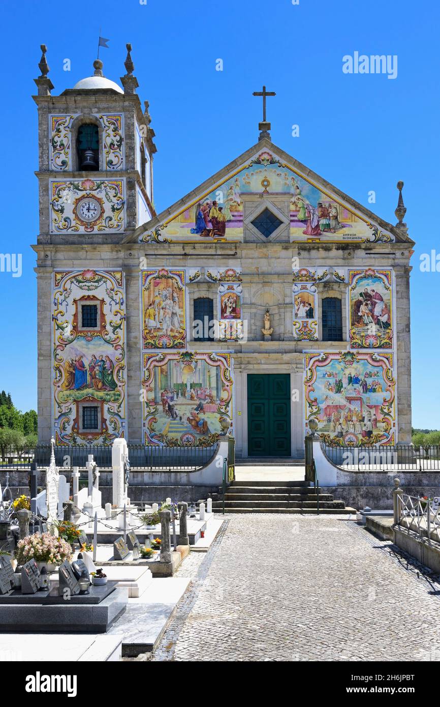 Chiesa principale di Valega, facciata coperta di azulejos colorati, Valega, Beira, Portogallo, Europa Foto Stock