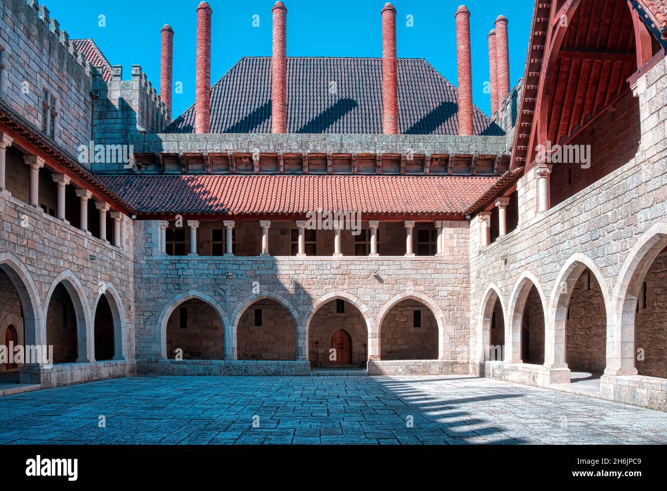 Palazzo dei Duchi di Braganza, cortile interno, Guimaraes, Minho, Portogallo, Europa Foto Stock