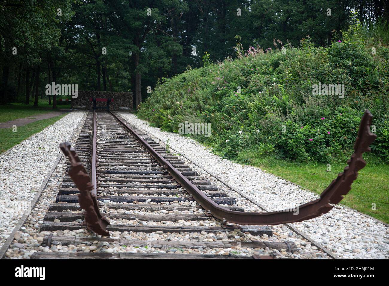 Resti monumentali della strada ferroviaria da e per il campo di transito nazista Westerbork, Drenthe, Paesi Bassi Foto Stock