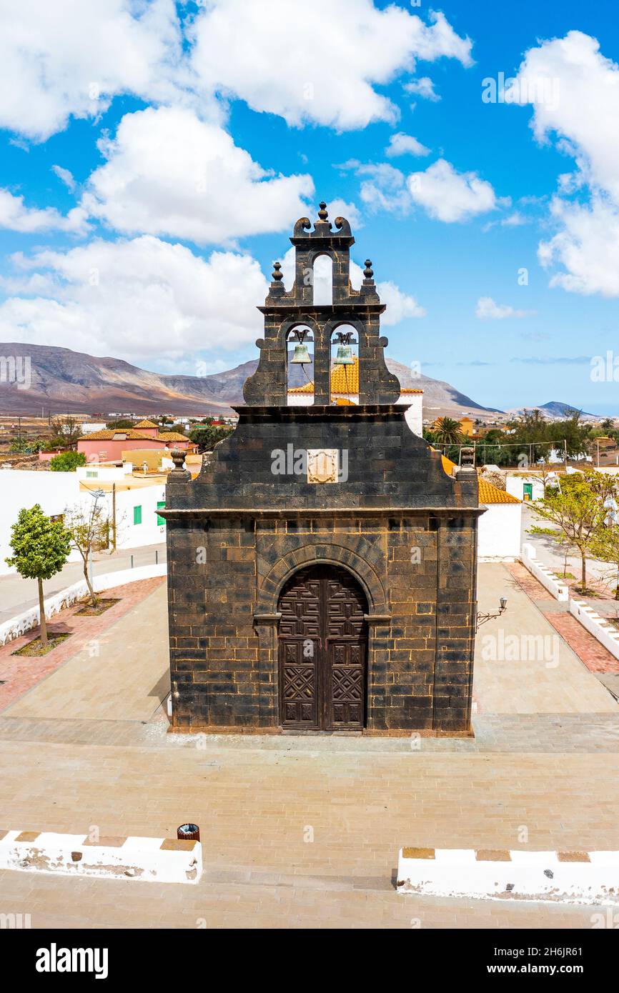 Facciata nera della chiesa di Sant'Anna costruita con pietre vulcaniche basaltiche, Casillas del Angel, Fuerteventura, Isole Canarie, Spagna, Atlantico, Europa Foto Stock