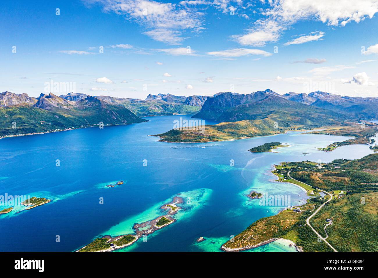 Veduta aerea delle Isole Bergsoyan e del percorso panoramico di Bergsbotn lungo il fiordo, Skaland, Senja, contea di Troms, Norvegia, Scandinavia, Europa Foto Stock