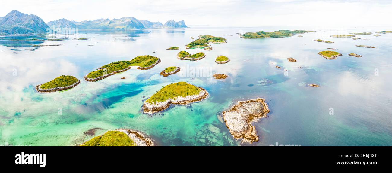 Vista aerea delle Isole Bergsoyan nelle acque trasparenti color smeraldo del fiordo, Senja, contea di Troms, Norvegia, Scandinavia, Europa Foto Stock