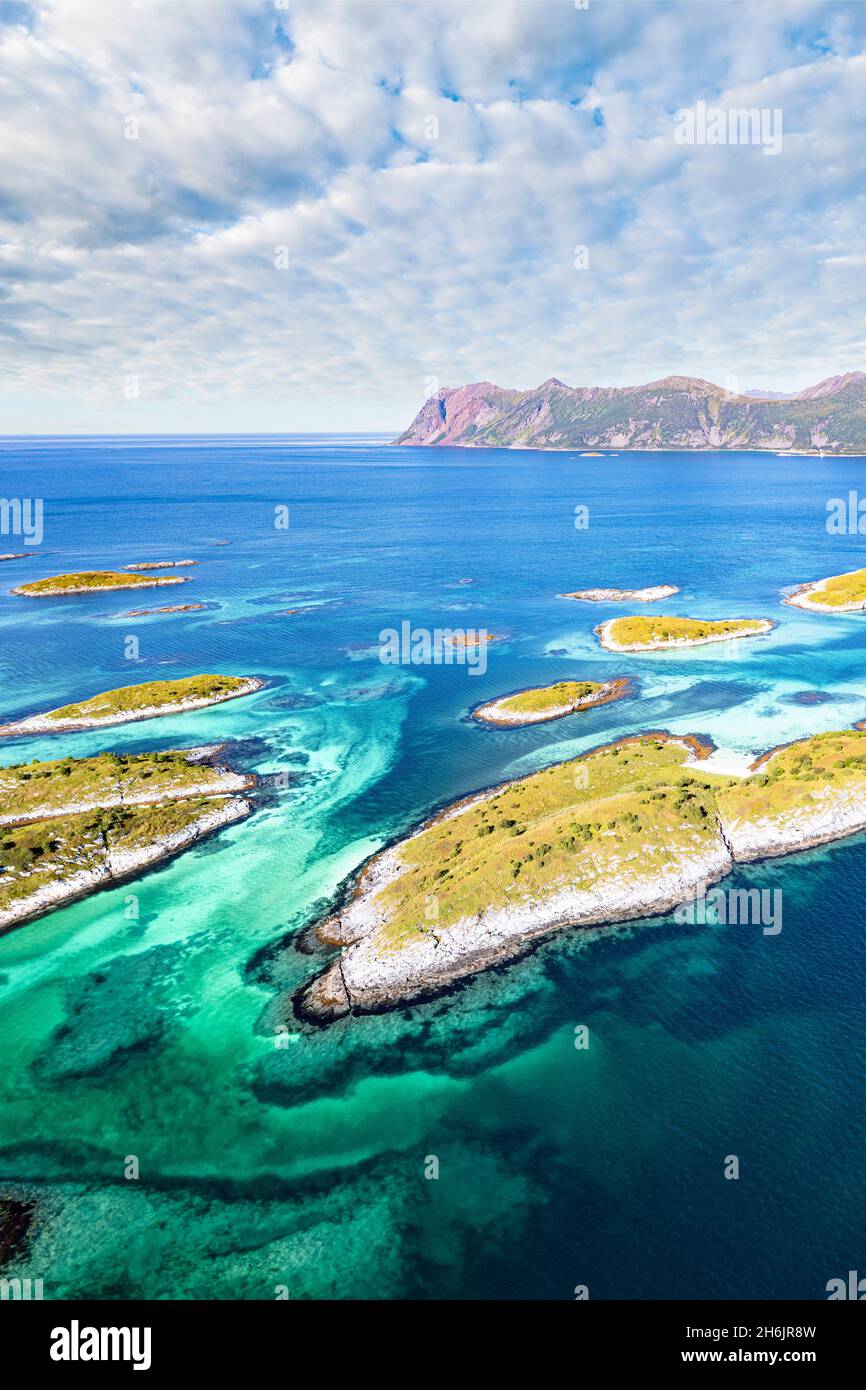 Nuvole sulle isole Bergsoyan isolotti rocciosi nel mare blu, Hamn i Senja, Skaland, Senja, contea di Troms, Norvegia, Scandinavia, Europa Foto Stock