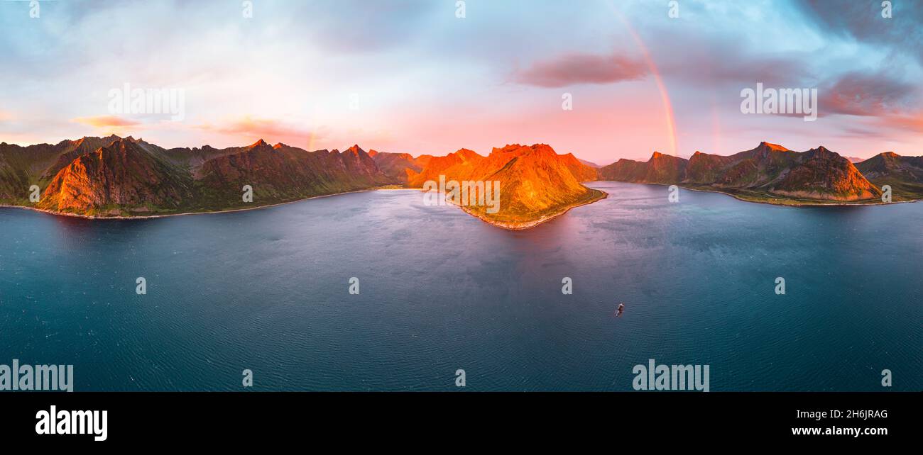 Vista aerea del mare artico con fiordi di Ersfjord e Steinfjord sotto l'arcobaleno al sole di mezzanotte, Senja, contea di Troms, Norvegia, Scandinavia, Europa Foto Stock