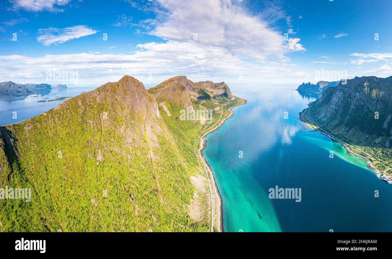 Vista aerea della vetta del monte Husfjellet che domina l'acqua verde smeraldo del fiordo di Steinfjord, Senja, contea di Troms, Norvegia, Scandinavia, Europa Foto Stock