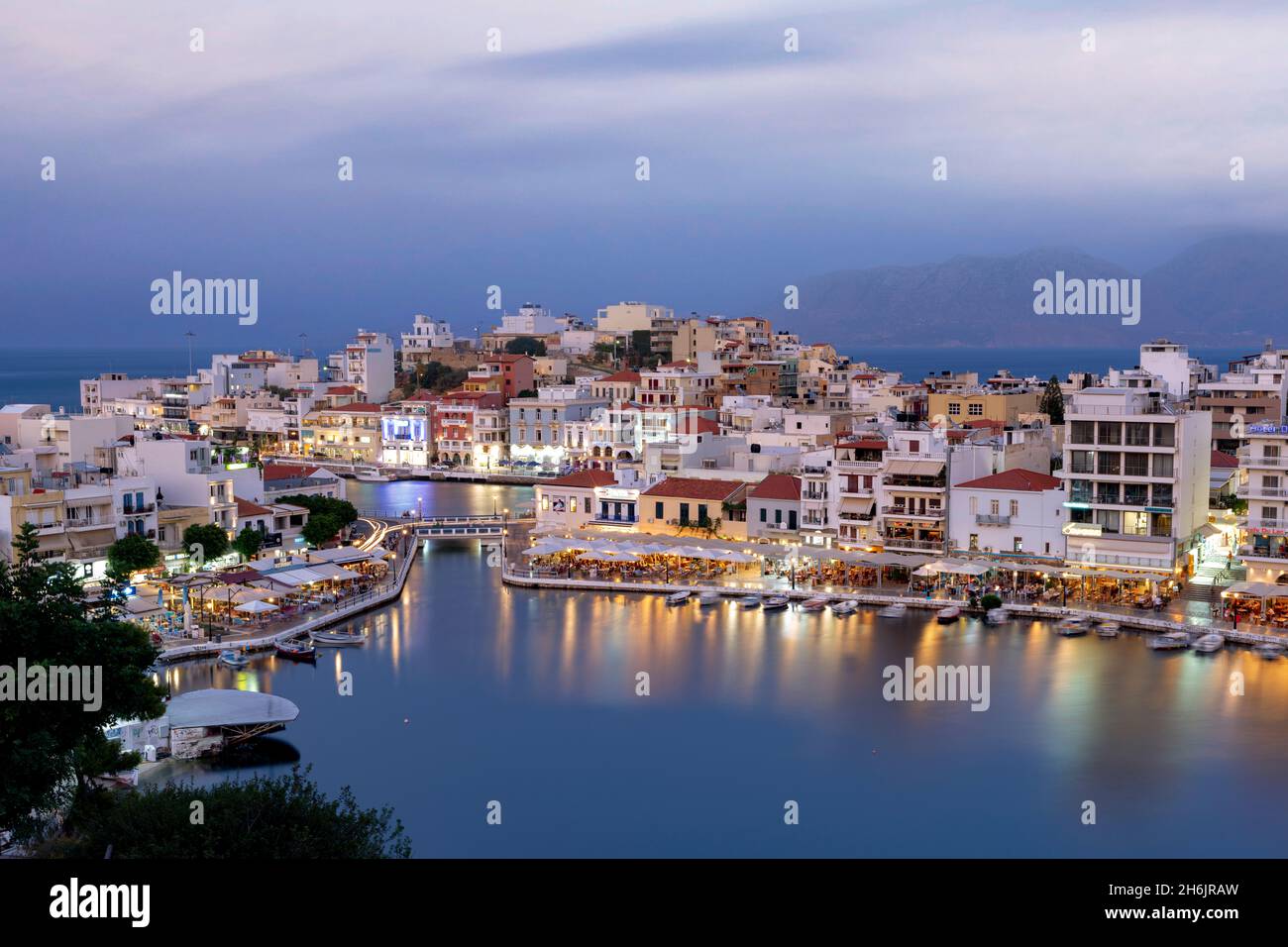 Città vecchia di Agios Nikolaos con lago nel suo centro al tramonto, Prefettura di Lasithi, Creta, Isole greche, Grecia, Europa Foto Stock
