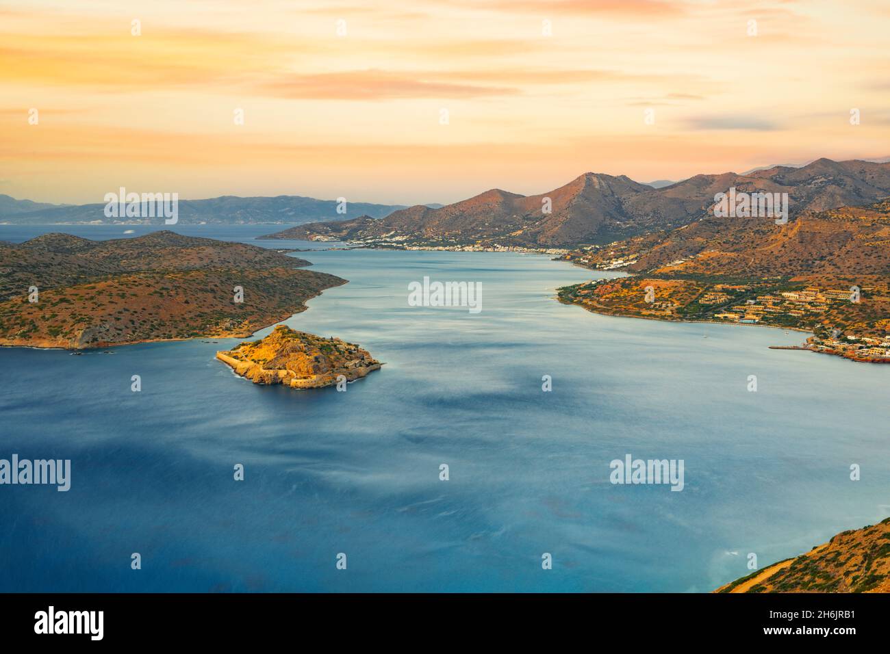 Isola di Spinalonga nel mare blu del golfo di Mirabello all'alba, Plaka, Prefettura di Lasithi, Creta, Isole Greche, Grecia, Europa Foto Stock