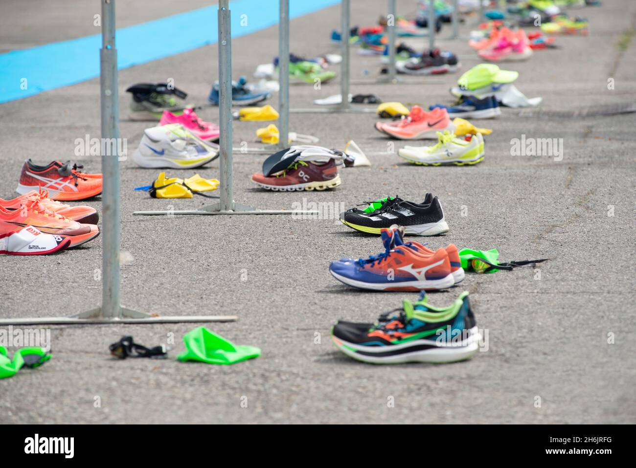 Italia, Lombardia, Crema, Scarpe nella zona di transizione di un Triathlon Foto Stock