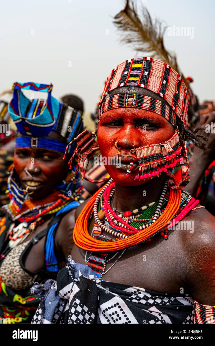 Donne tradizionali vestite della tribù Jiye, Eastern Equatoria state, South Sudan, Africa Foto Stock