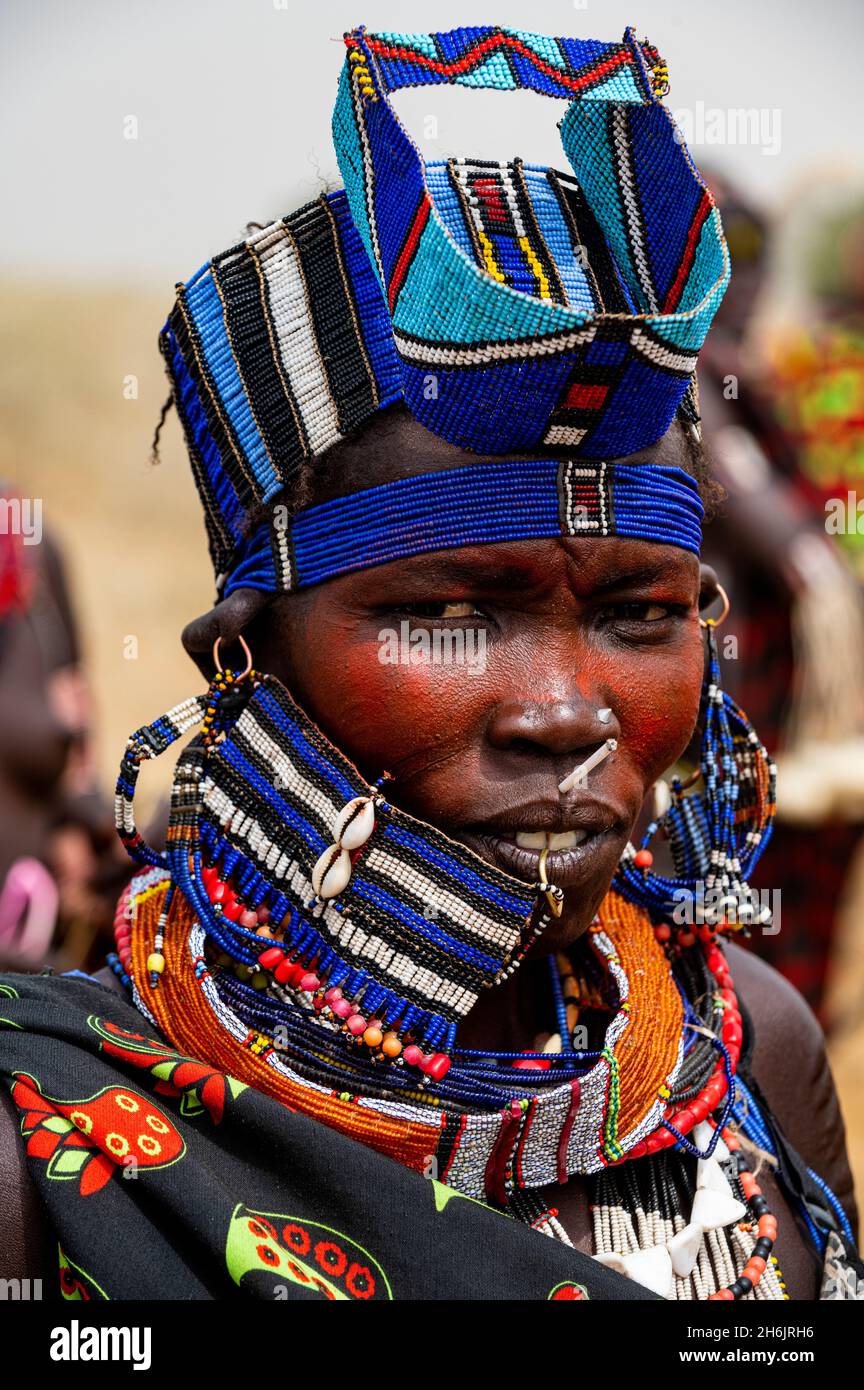 Donna vestita tradizionale della tribù Jiye, Eastern Equatoria state, South Sudan, Africa Foto Stock