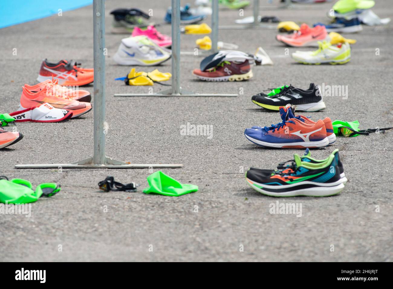 Italia, Lombardia, Crema, Scarpe nella zona di transizione di un Triathlon Foto Stock