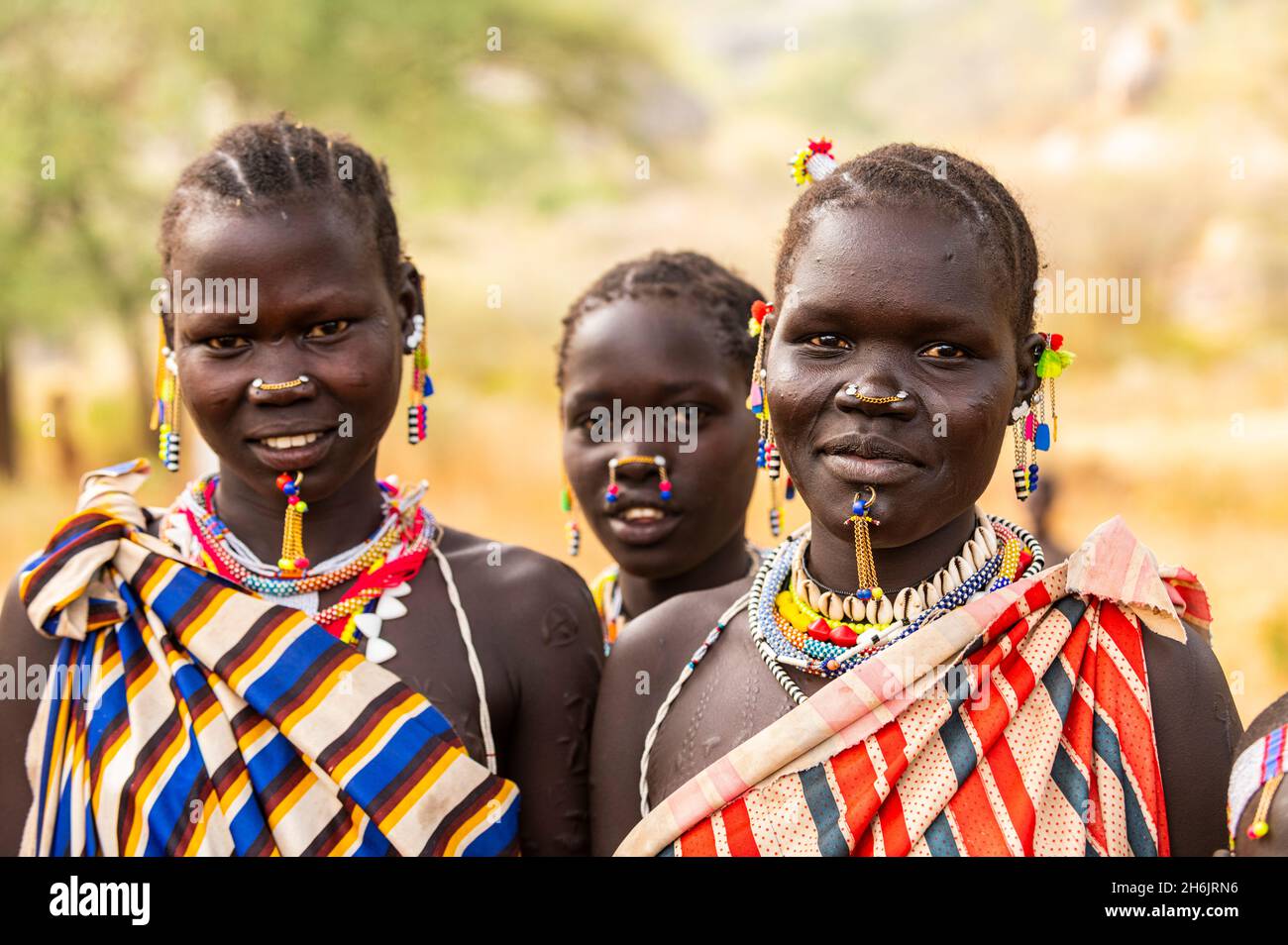 Ragazze tradizionali vestite della tribù laarim, Boya Hills, Eastern Equatoria, Sud Sudan, Africa Foto Stock