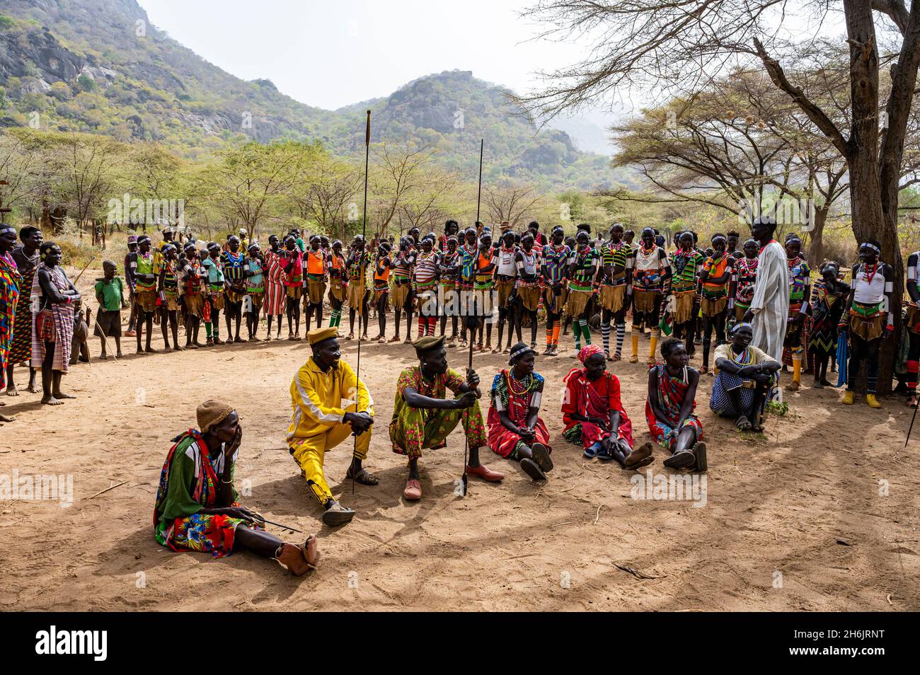 L'assemblea di una tribù laarim, le colline di Boya, l'Equatoria orientale, il Sudan del Sud, l'Africa Foto Stock