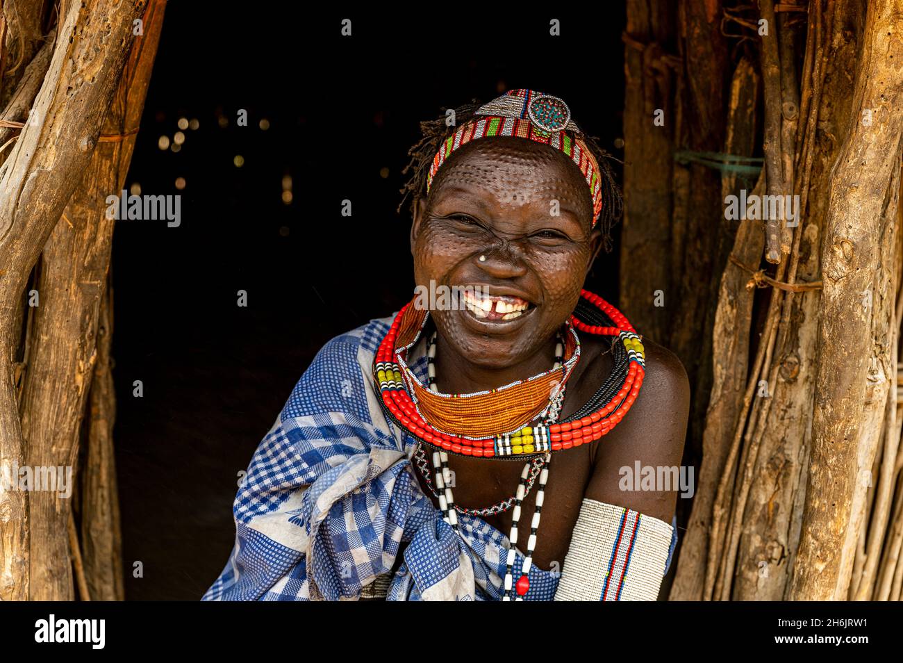 Donna con cicatrici di bellezza della tribù Toposa, Equatoria Orientale, Sudan del Sud, Africa Foto Stock