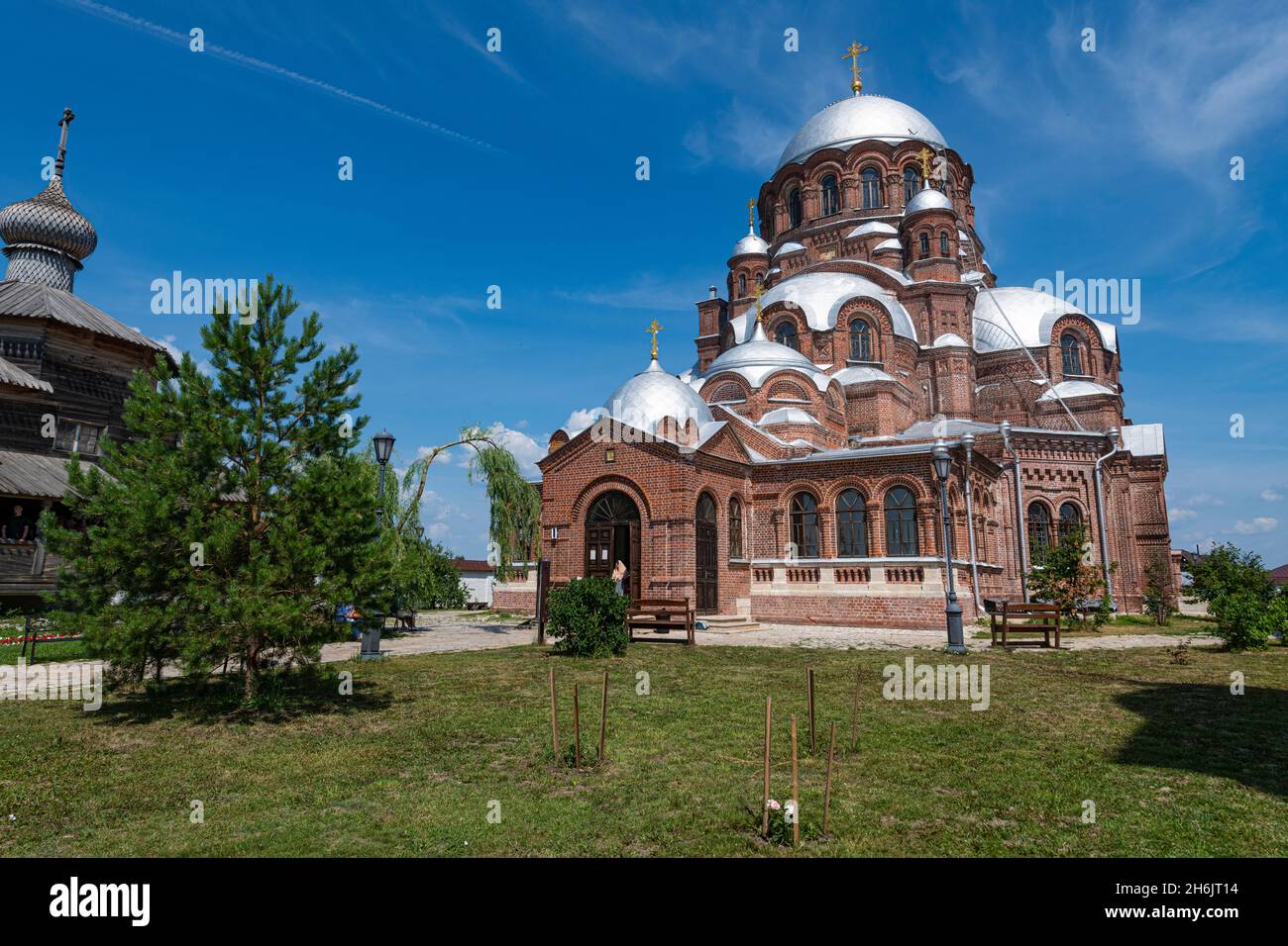 Chiesa della Santissima Trinità sulla sinistra, e Cattedrale, Sviyazhsk, Repubblica di Tatarstan, Russia, Europa Foto Stock