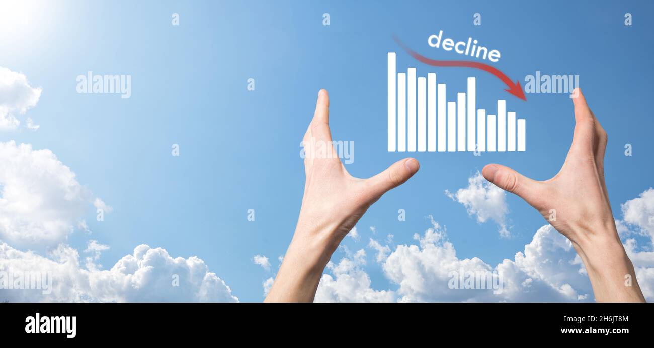 Uomo d'affari che tiene i grafici olografici e stock.declinare, diminuire, giù, cadere. Statistica aziendale. Carriera, soldi, concetto di successo. Regressione, critico Foto Stock