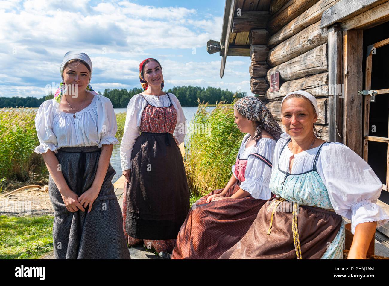 Donne tradizionalmente vestite, isola di Kizhi, Karelia, Russia, Europa Foto Stock