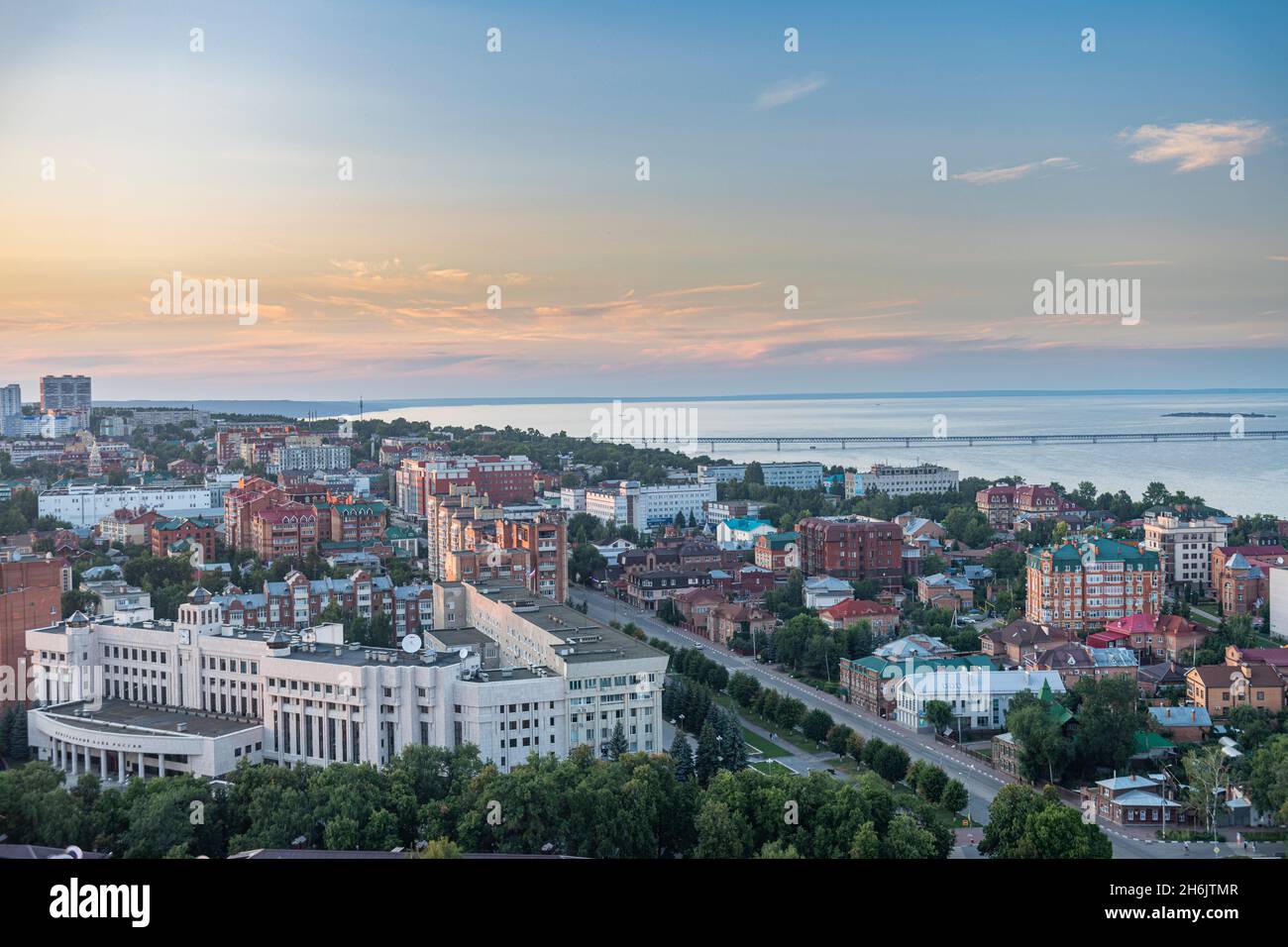 Vista su Ulyanovsk e il fiume Volga, Ulyanovsk, Russia, Europa Foto Stock