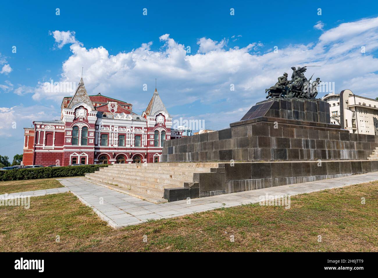 Monumento a Vasily Chapaev prima del Samara Academic Gorkiy Drama Theatre, Samara, Russia, Europa Foto Stock