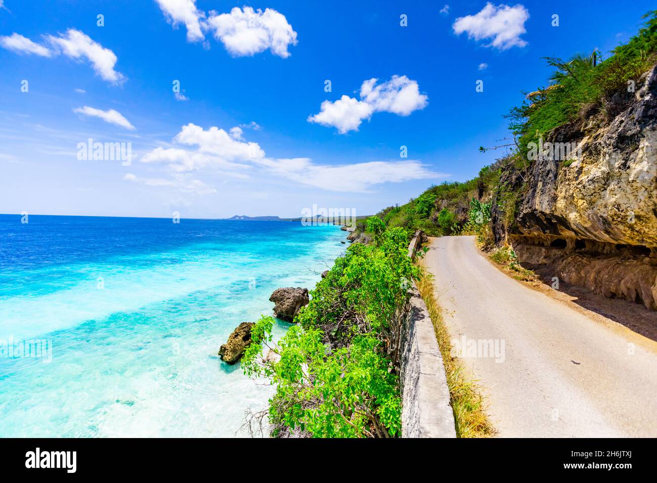 Lato oceano blu cristallino che guida lungo la strada su Bonaire, Antille Olandesi, Caraibi, America Centrale Foto Stock