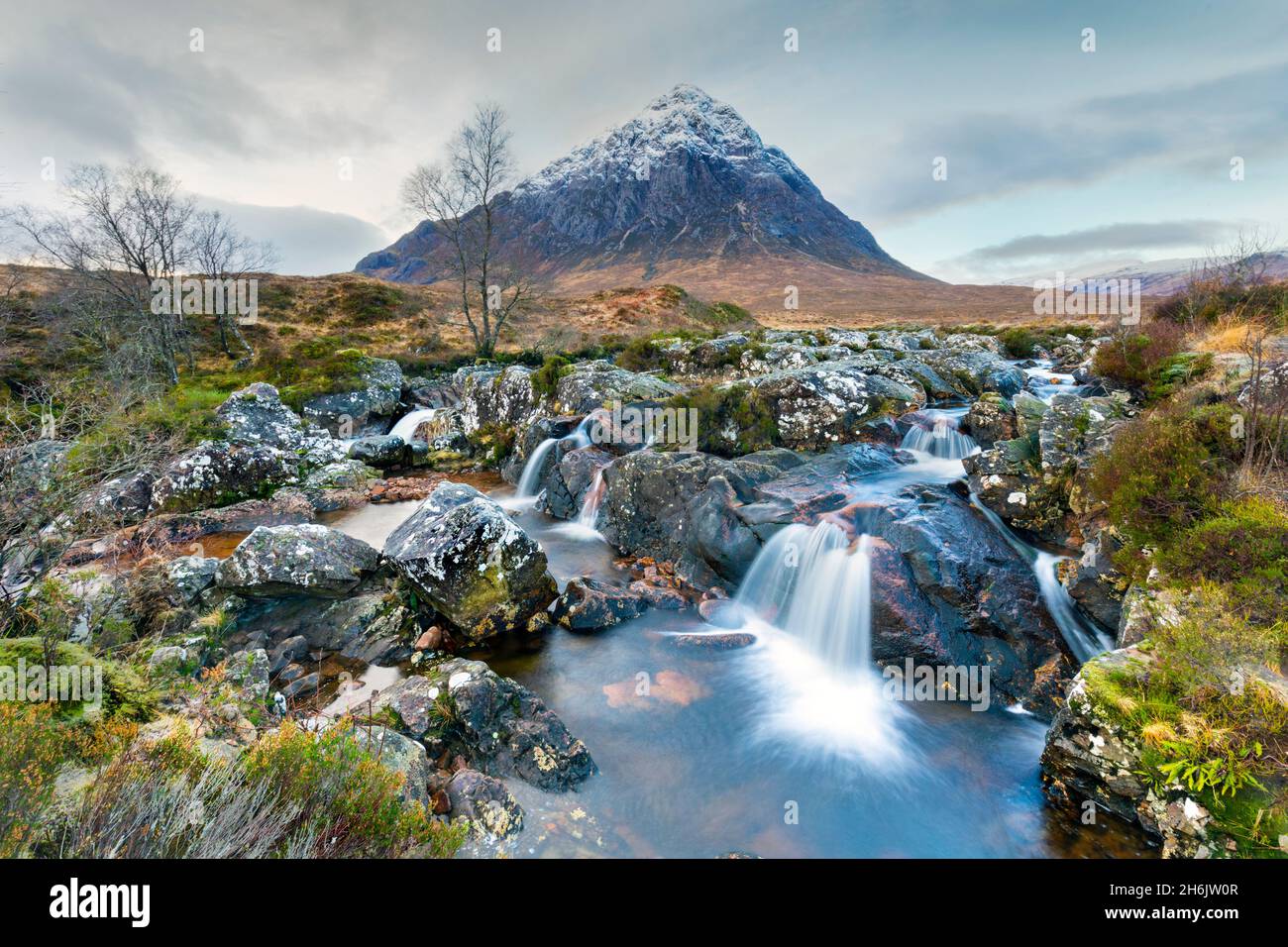 Buachaille Etive Mor, River Coupall, Glen Etive, Western Highlands, Scozia, Regno Unito, Europa Foto Stock