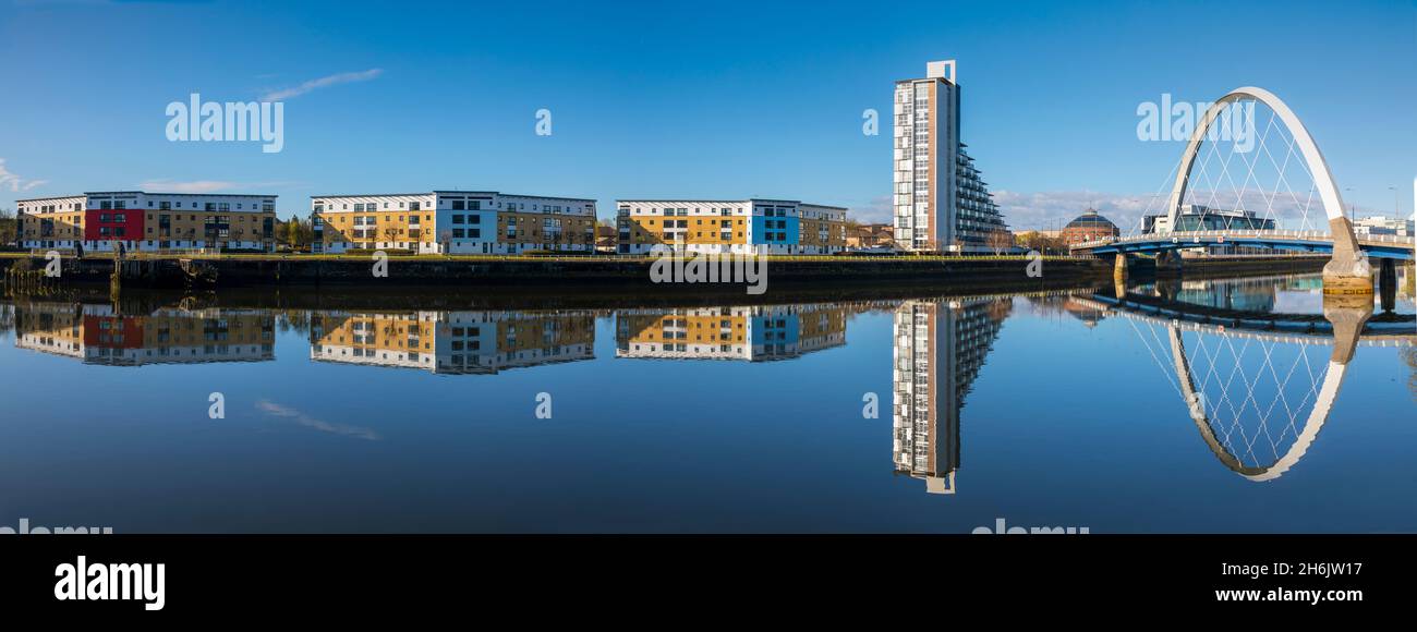 Riflesso panoramico di Clyde Arc (Ponte di Swinty) e appartamenti, River Clyde, Glasgow, Scozia, Regno Unito, Europa Foto Stock