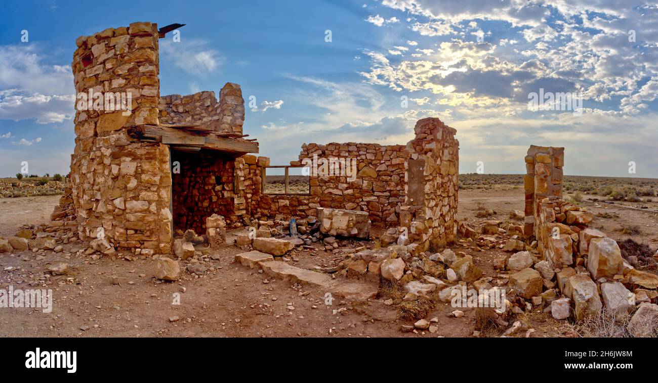 I resti spettrali di una vecchia torre di pietra nella città fantasma di due Guns, Arizona, Stati Uniti d'America, Nord America Foto Stock