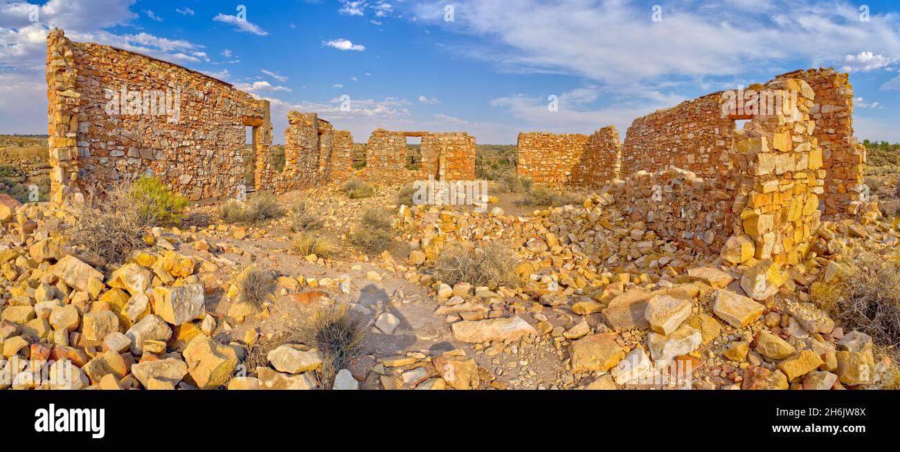 Le pareti di pietra sgretolanti di un edificio abbandonato nella città fantasma di due Guns, Arizona, Stati Uniti d'America, Nord America Foto Stock