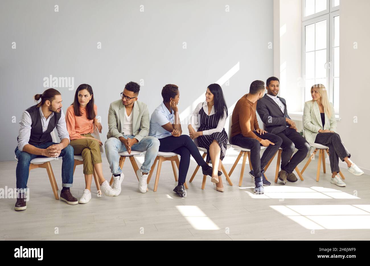 Gruppo di studenti adulti diversi che parlano tra loro in un club di lingua inglese Foto Stock
