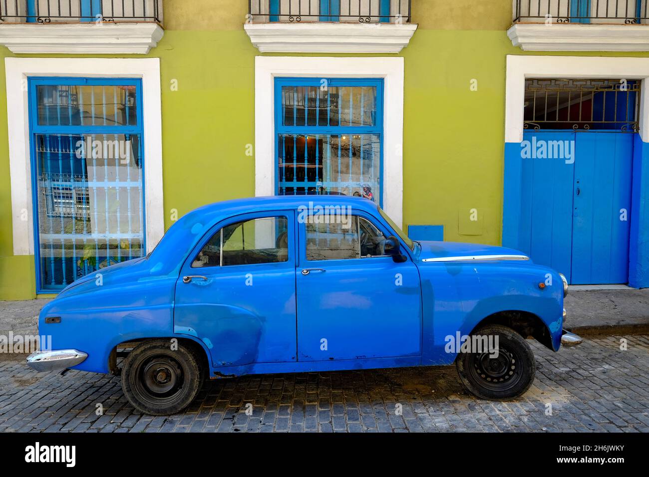 Auto vecchia parcheggiata di fronte a un edificio colorato, l'Avana Vecchia, Cuba, le Indie Occidentali, l'America Centrale Foto Stock