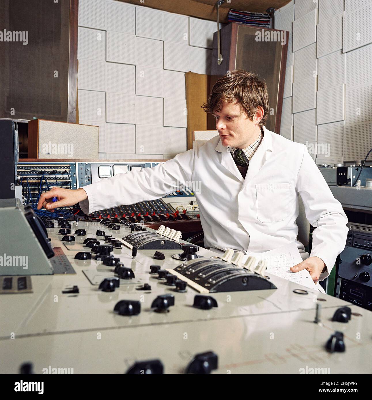 Liam Watson produttore di dischi analogici fotografato in Toerag Studios, Londra, Inghilterra, Regno Unito. Foto Stock