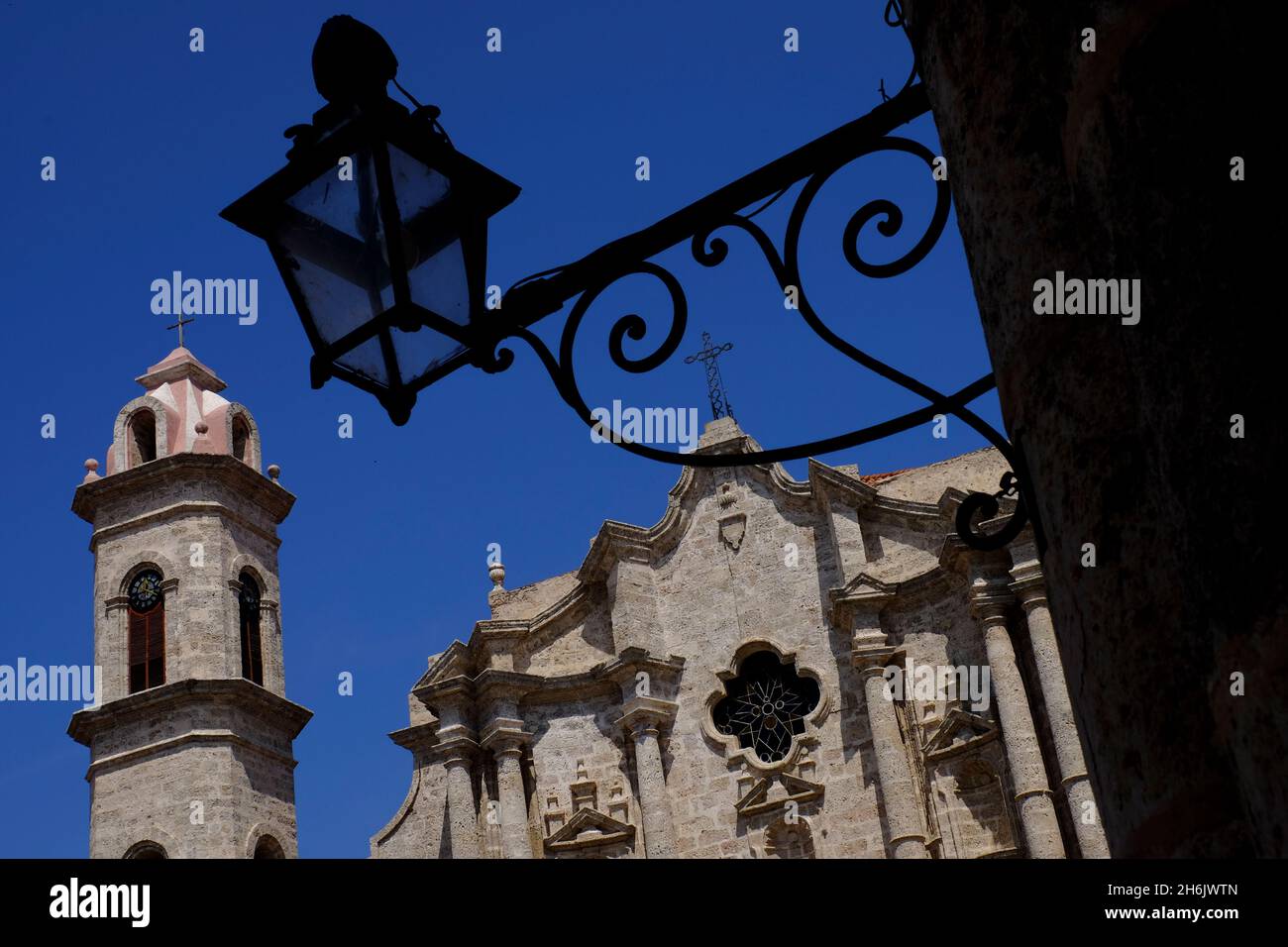 Chiesa storica dietro la silhouette di una lanterna di ferro, l'Avana Vecchia, Cuba, le Indie Occidentali, l'America Centrale Foto Stock