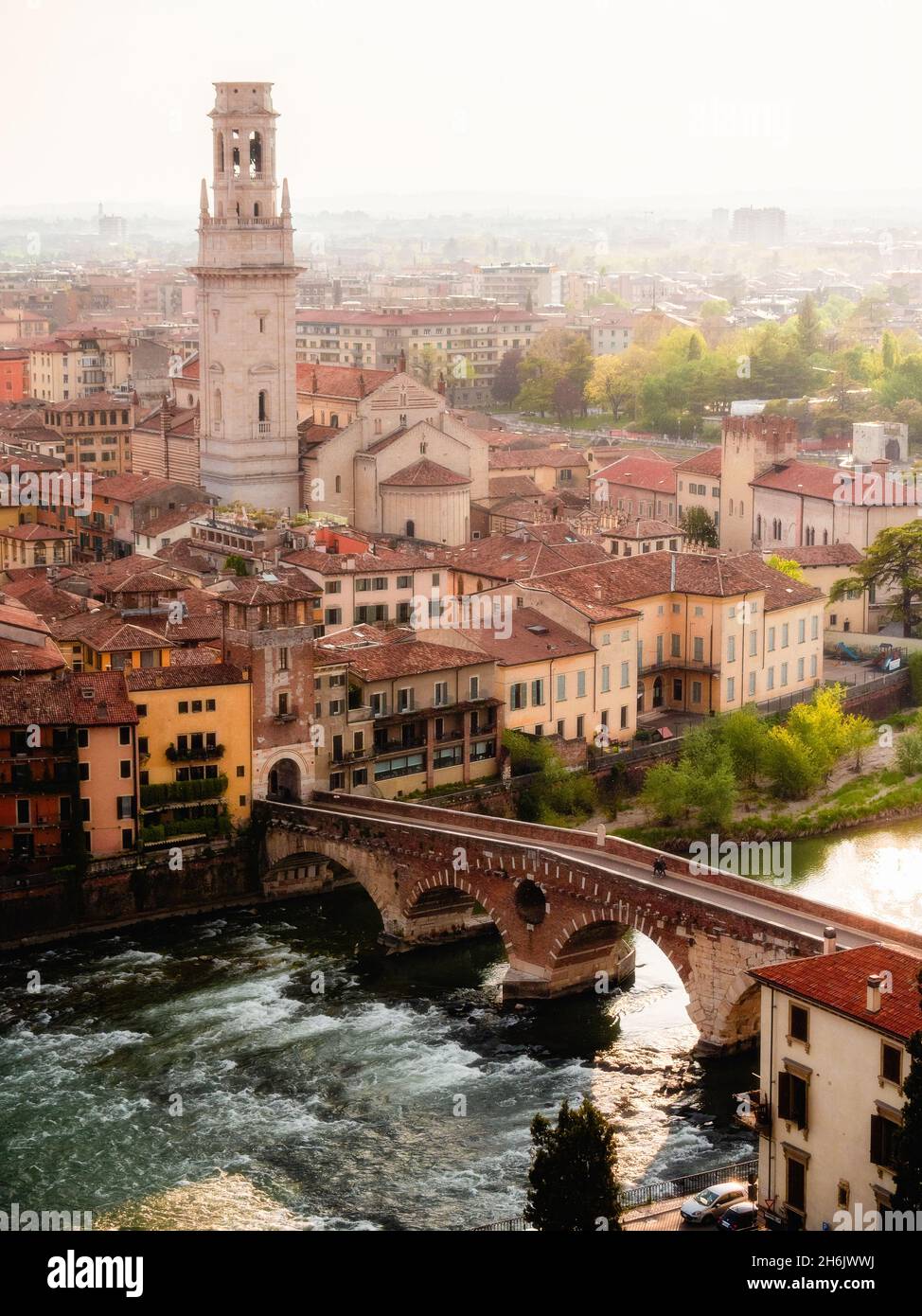 Veduta di Ponte pietra da Castel San Pietro, Verona, Veneto, Italia, Europa Foto Stock