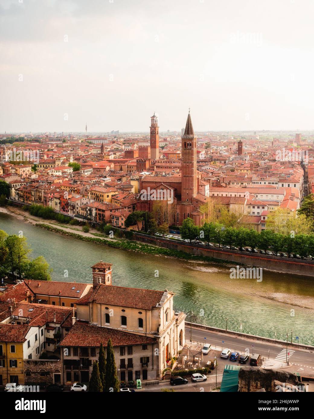 Vista sul paesaggio urbano di Verona, patrimonio dell'umanità dell'UNESCO, da Castel San Pietro, Verona, Veneto, Italia, Europa Foto Stock