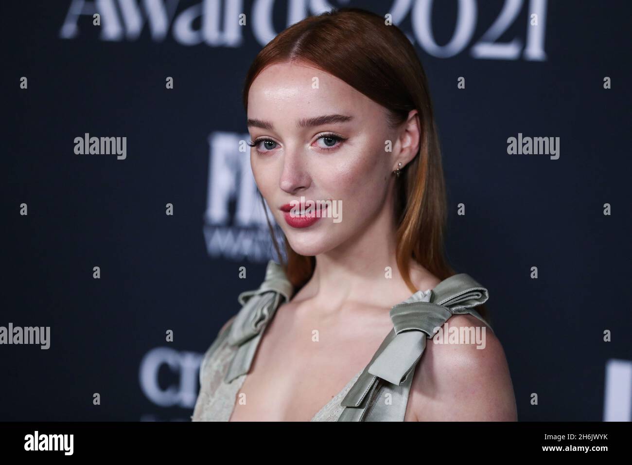 Los Angeles, Stati Uniti. 15 Nov 2021. LOS ANGELES, CALIFORNIA, Stati Uniti d'America - NOVEMBRE 15: L'attrice Phoebe Dynevor che indossa un abito Louis Vuitton arriva al sesto InStyle Awards 2021 che si tiene al Getty Center il 15 Novembre 2021 a Los Angeles, California, Stati Uniti. (Foto di Xavier Collin/Image Press Agency) Credit: Image Press Agency/Alamy Live News Foto Stock