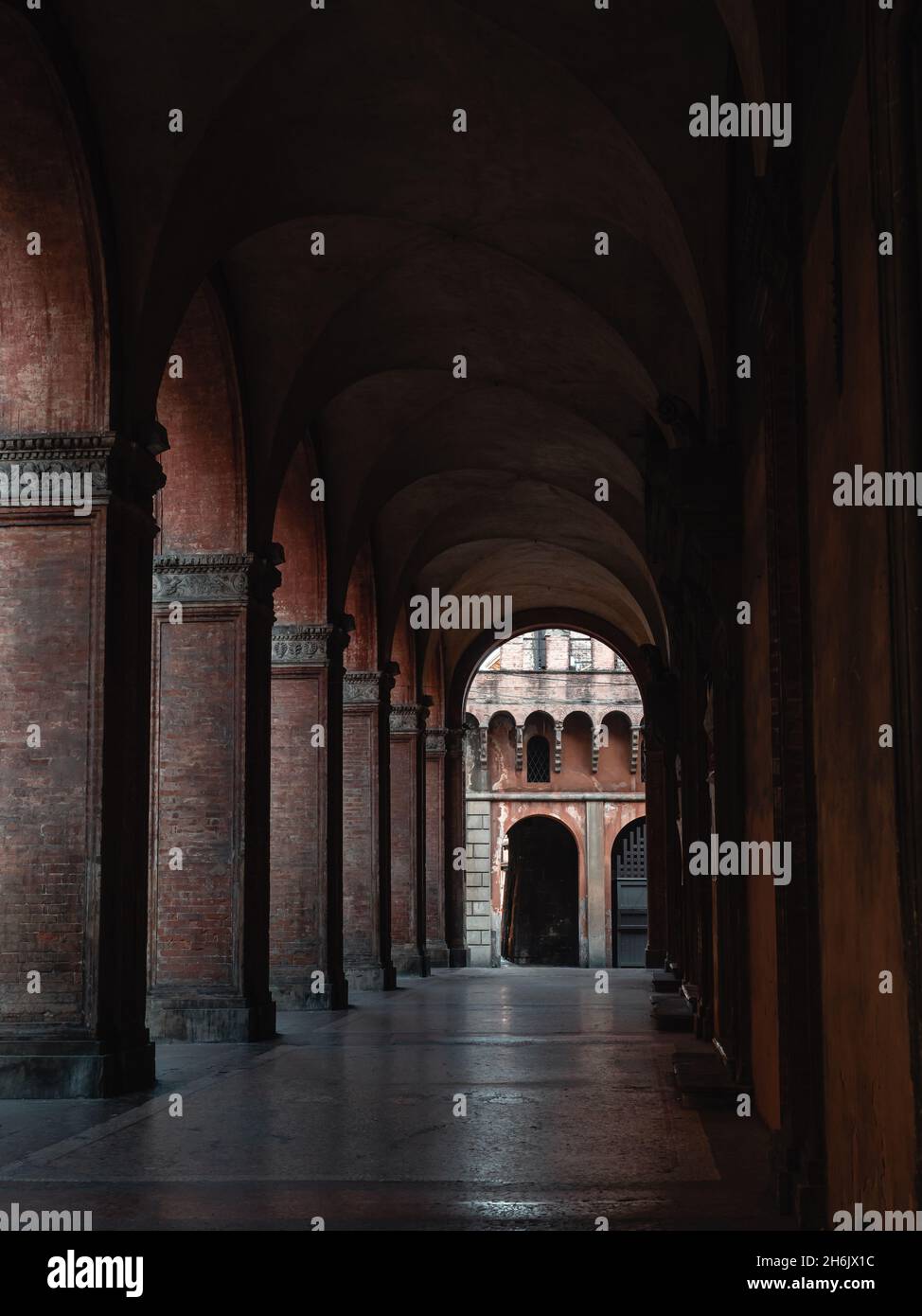 Alcuni dei famosi portici bolognesi in strada maggiore, vicino alle due Torri, Bologna, Emilia Romagna, Italia, Europa Foto Stock