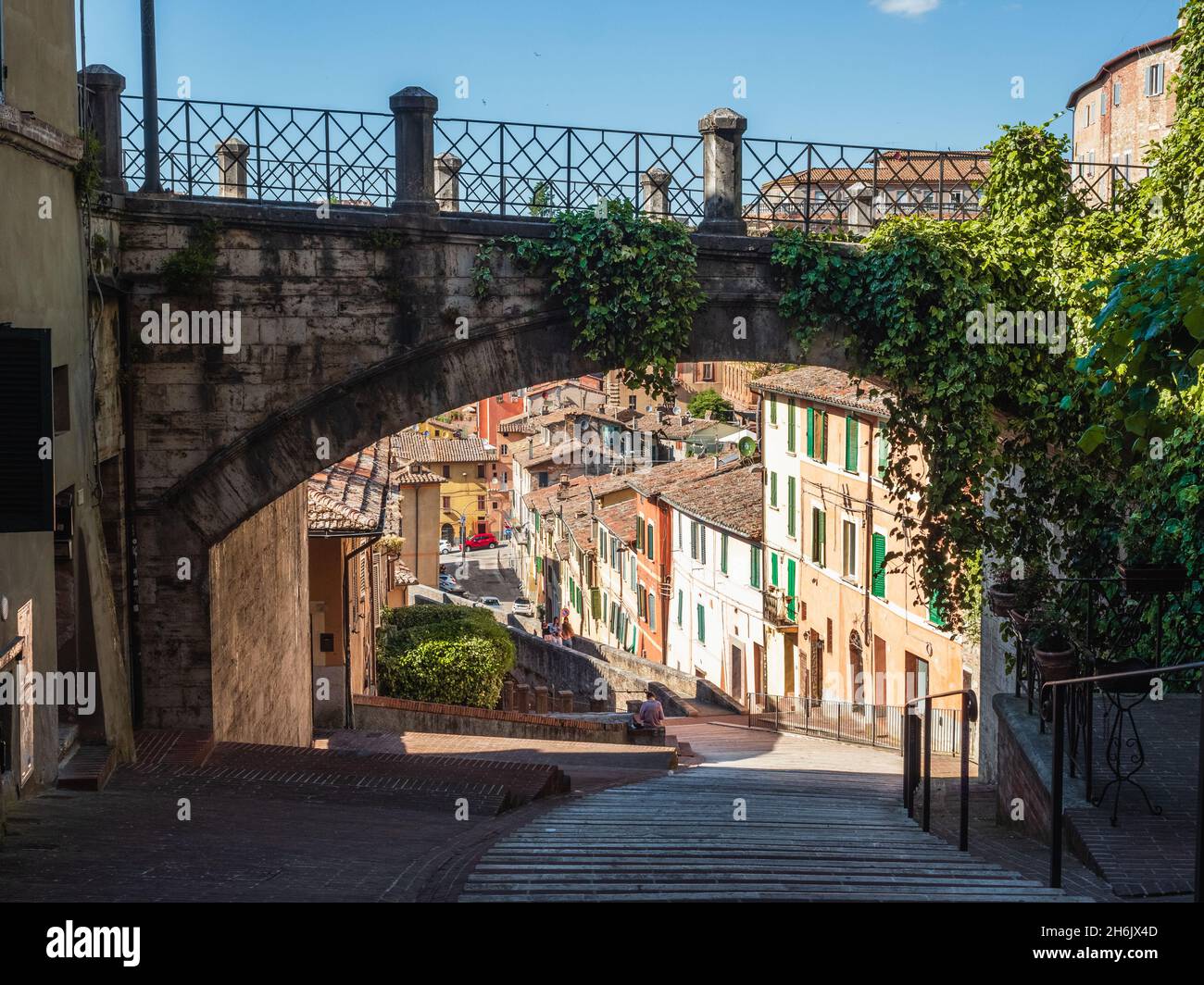 Via Acquedotto di Perugia con il suo famoso ponte, Perugia, Umbria, Italia, Europa Foto Stock