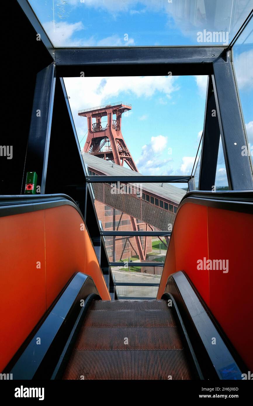 Germania, NRW, Essen, Zeche Zollverein; scala mobile per il centro visitatori e il Museo della Ruhr con torre tortuosa. Foto Stock