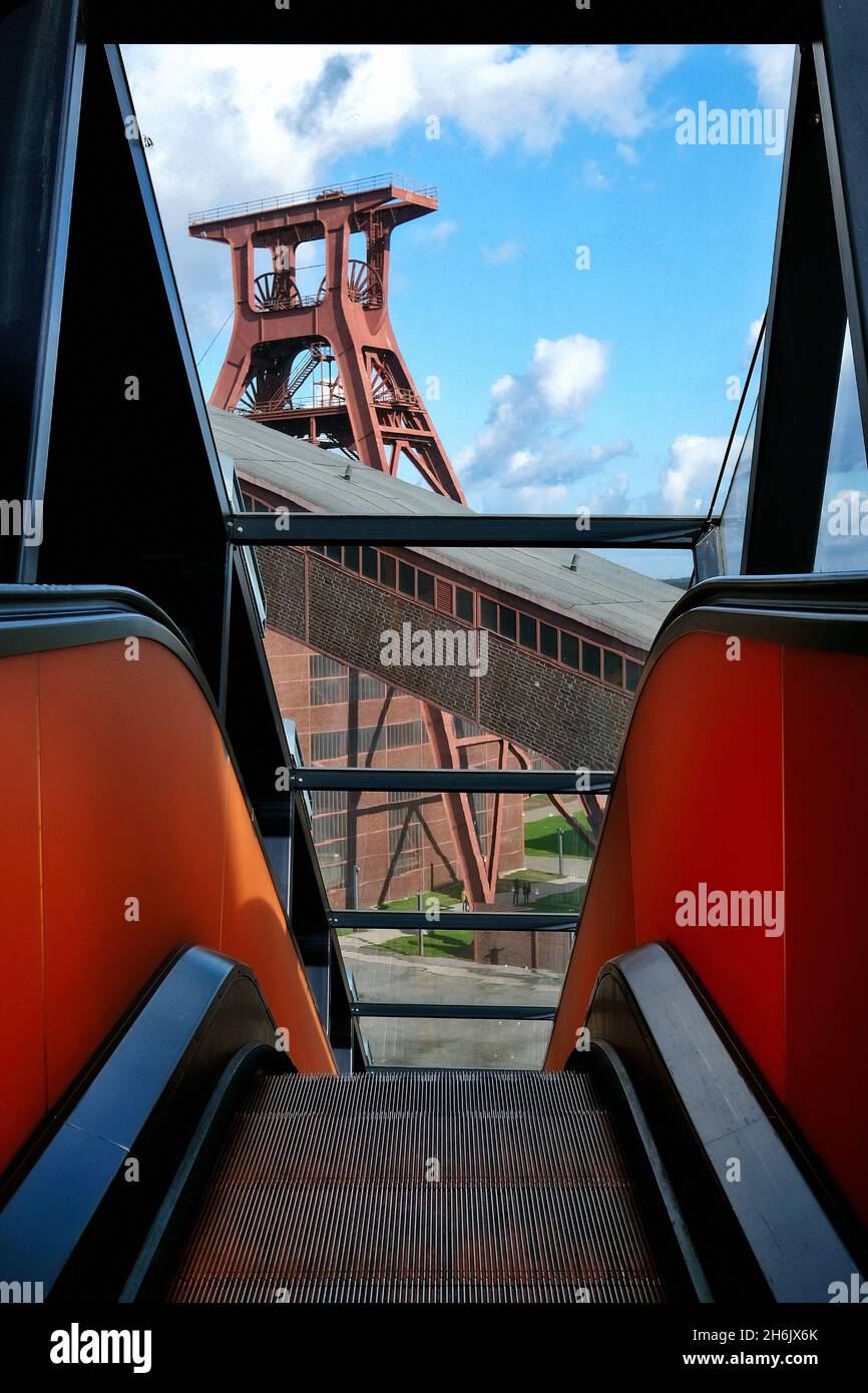 Germania, NRW, Essen, Zeche Zollverein; scala mobile per il centro visitatori e il Museo della Ruhr con torre tortuosa. Foto Stock