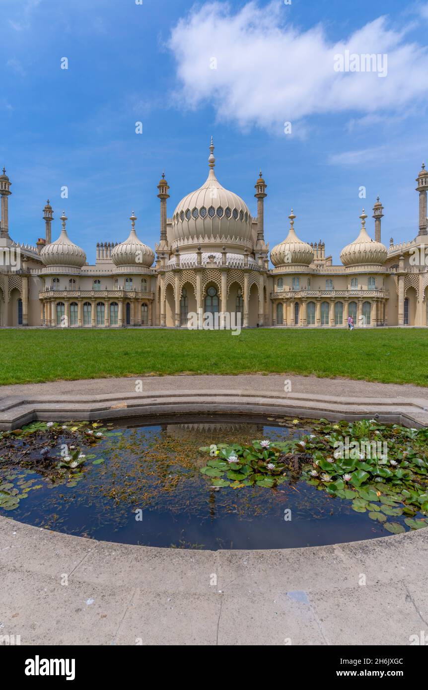 Vista del Brighton Pavilion e del laghetto delle ninfee in alta estate, Brighton, Sussex, Inghilterra, Regno Unito, Europa Foto Stock