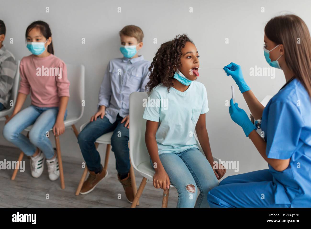 African American Girl Getting testato per Covid-19 indoor Foto Stock