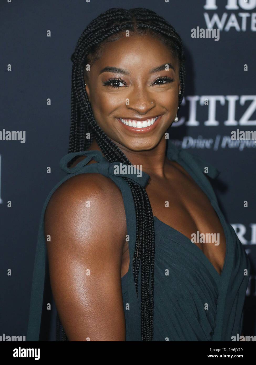 Los Angeles, Stati Uniti. 15 Nov 2021. LOS ANGELES, CALIFORNIA, Stati Uniti d'America - NOVEMBRE 15: La ginnastica Simone Biles che indossa un abito Aliette, scarpe Christian Louboutin e gioielli Matteo mentre porta una borsa Judith Leiber arriva al 6° InStyle Awards 2021 che si tiene presso il Getty Center il 15 Novembre 2021 a Los Angeles, California, Stati Uniti. (Foto di Xavier Collin/Image Press Agency/Sipa USA) Credit: Sipa USA/Alamy Live News Foto Stock