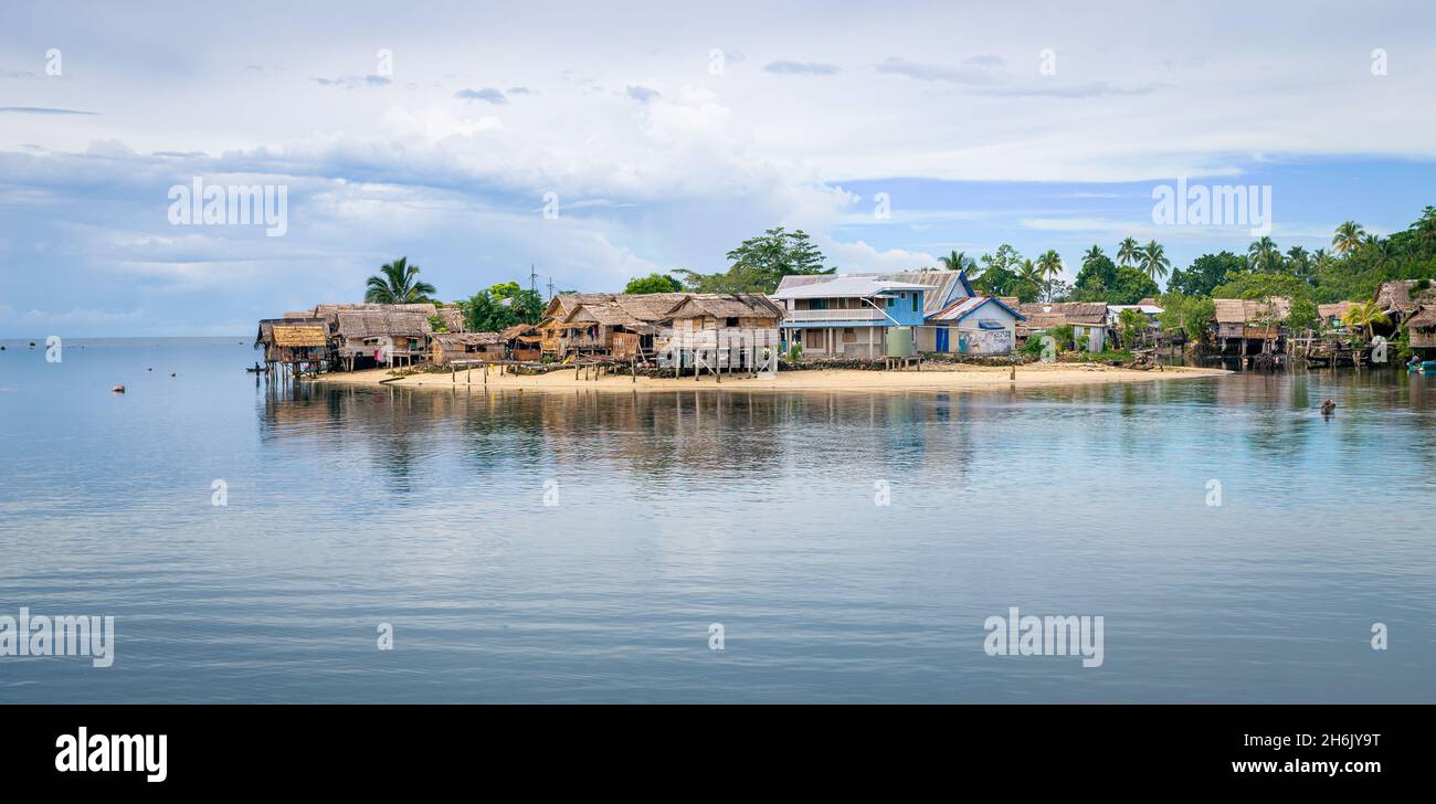 AUKI, Isole SALOMONE - 12 dicembre 2016: Case tradizionali di paglia che si affacciano sul porto di Auki nella provincia di Malaita delle Isole Salomone. Foto Stock