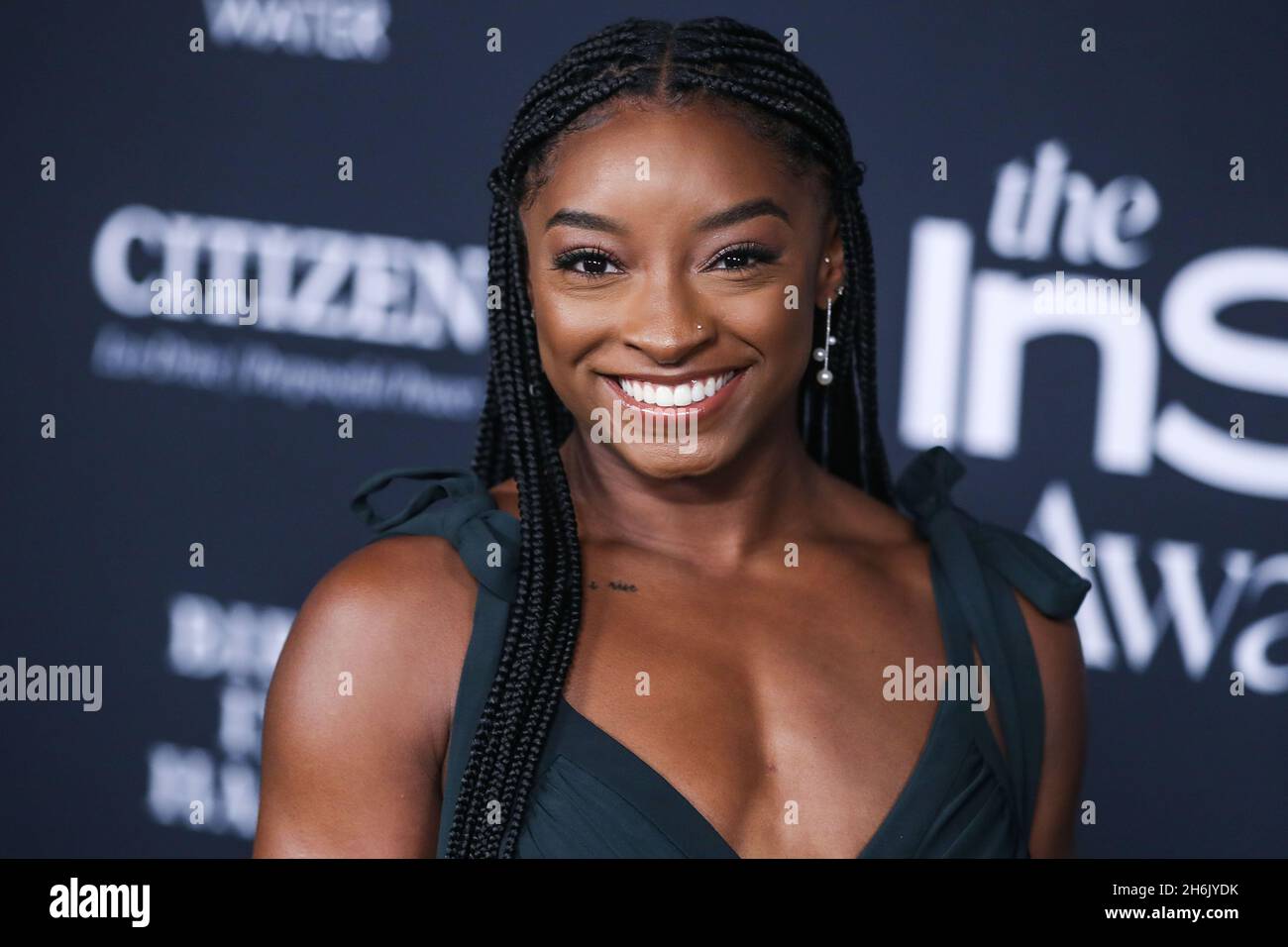 Los Angeles, Stati Uniti. 15 Nov 2021. LOS ANGELES, CALIFORNIA, Stati Uniti d'America - NOVEMBRE 15: La ginnastica Simone Biles che indossa un abito Aliette, scarpe Christian Louboutin e gioielli Matteo mentre porta una borsa Judith Leiber arriva al 6° InStyle Awards 2021 che si tiene presso il Getty Center il 15 Novembre 2021 a Los Angeles, California, Stati Uniti. (Foto di Xavier Collin/Image Press Agency/Sipa USA) Credit: Sipa USA/Alamy Live News Foto Stock