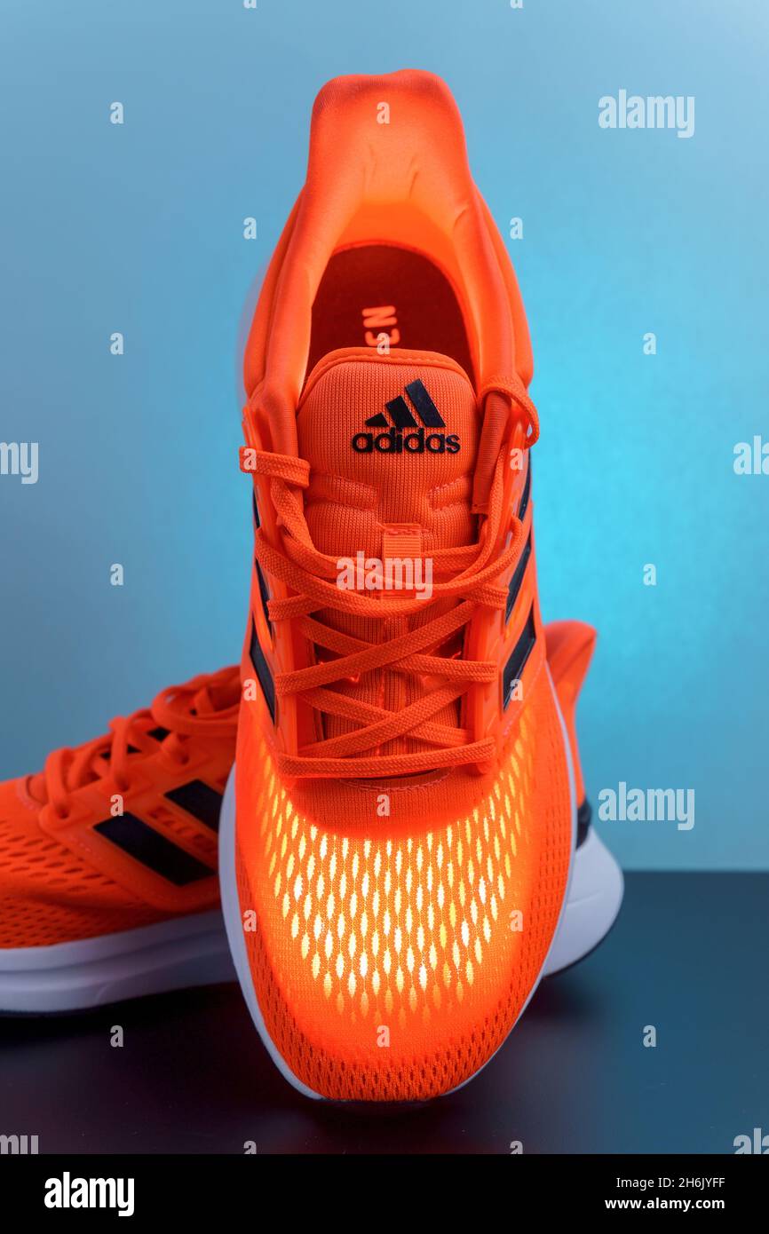 Tyumen, Russia-13 novembre 2021: Scarpe da running adidas arancioni su  sfondo blu. Foto verticale Foto stock - Alamy