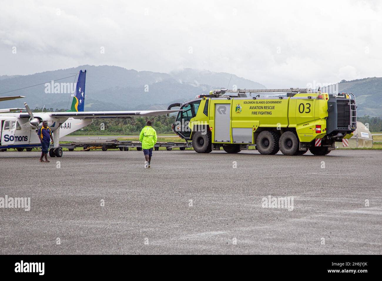 HONIARA, Isole SALOMONE - 30 dicembre 2015: Solomon Islands Aviation Rescue Fire Fighting Truck sulla pista dell'Aeroporto Internazionale di Honiara. Foto Stock