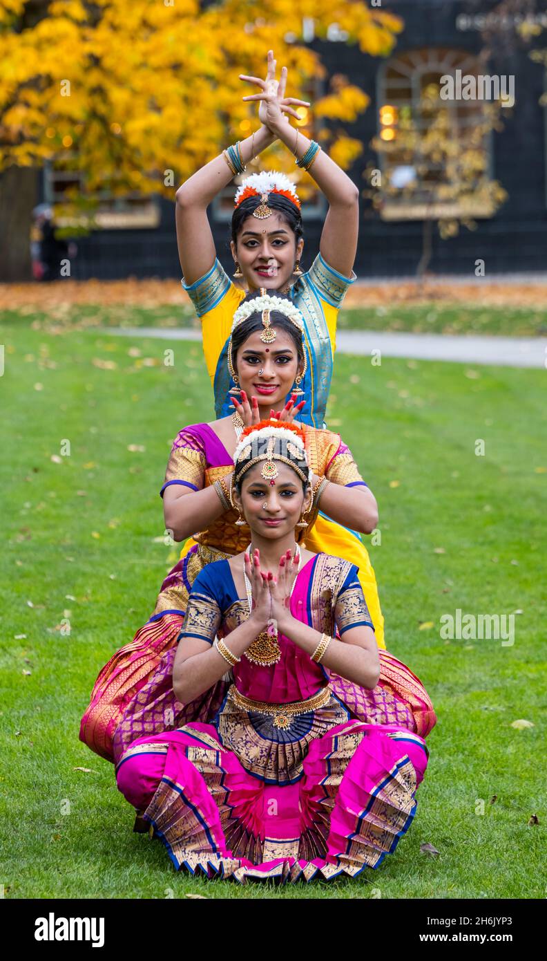 St Andrew Square, Edimburgo, Scozia, Regno Unito, lancio di Diwali: La celebrazione multiculturale di Edimburgo si apre il 21 novembre, per la prima volta in 2 anni. Nella foto: I ballerini indiani colorati in abito tradizionale di Dance Ihayami lanciano i festeggiamenti di Edinburgh Diwali Foto Stock