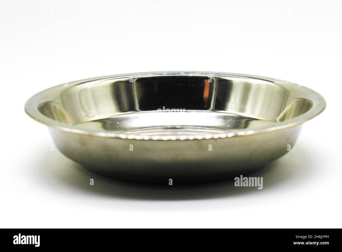 Piastre in acciaio inox su sfondo bianco con messa a fuoco selettiva Foto Stock